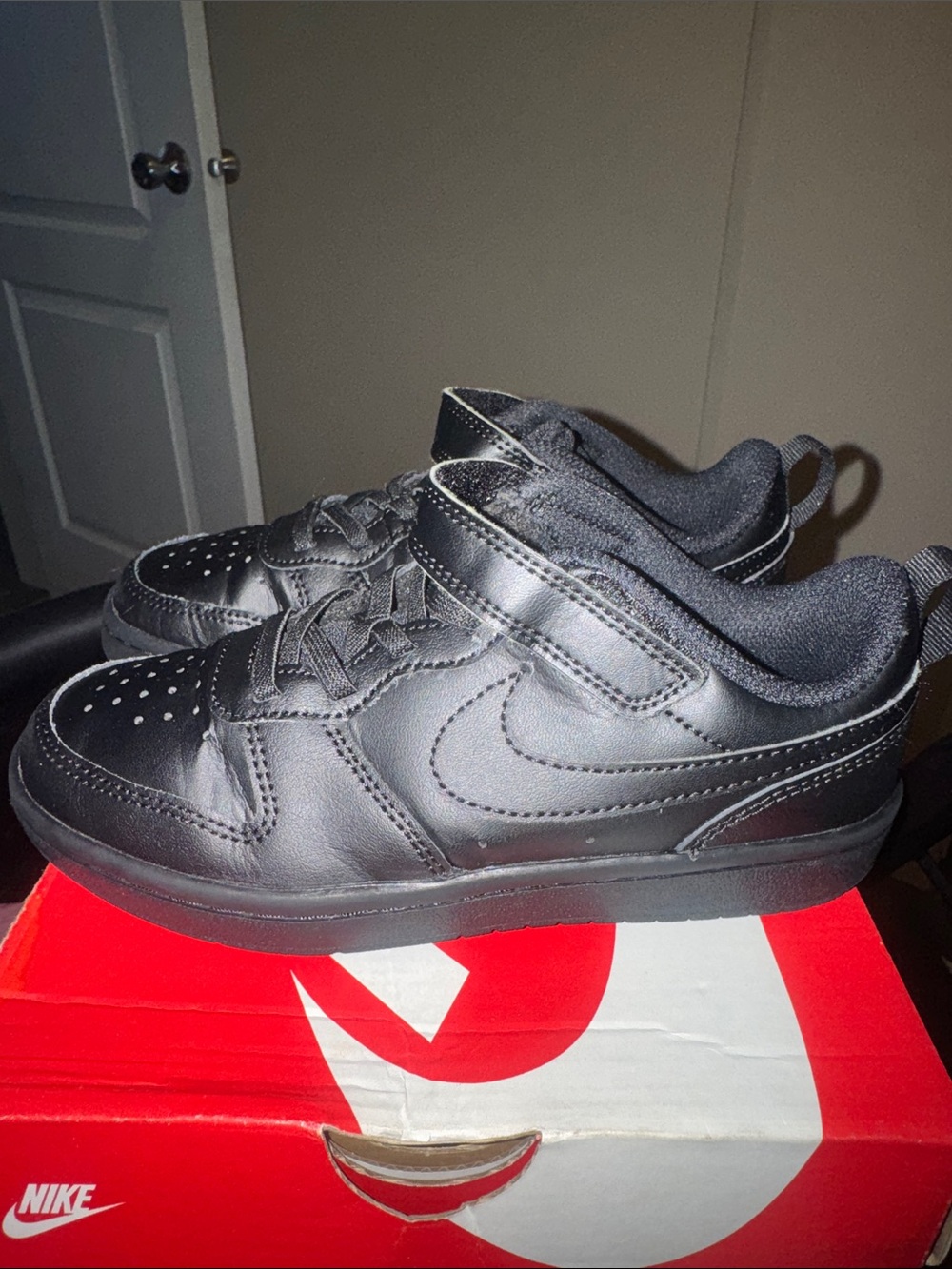 Nike Kids Black Low-Top Sneakers with Velcro Strap - Picture 6 of 15